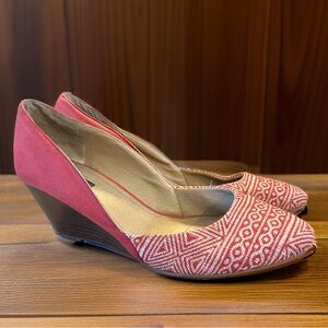Tahari Wedge Tribal Print Shoes Sz 7.5 2.5” Heel